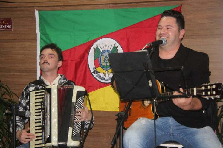 Edi Maciel trouxe em seu repertorio muita versatilidade, desde as nativistas, ando pelo pop, sertanejo universit