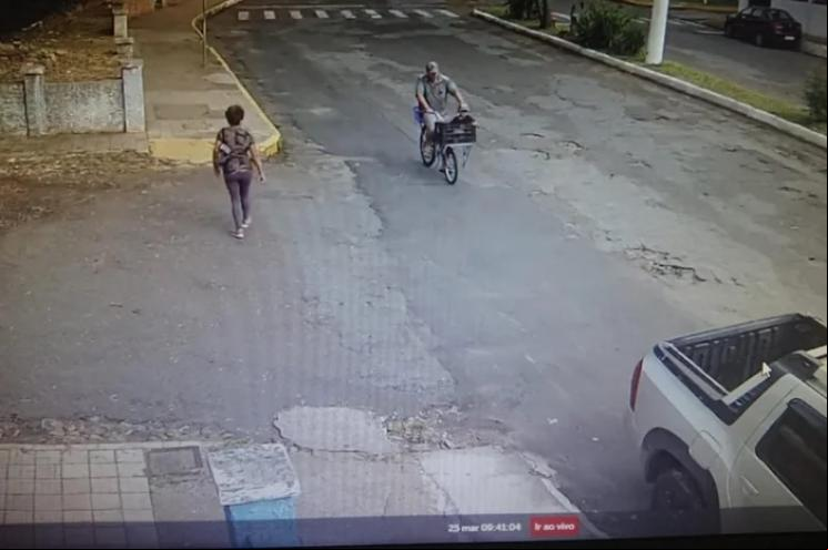 Imagem mostra o homem pedalando com a crian